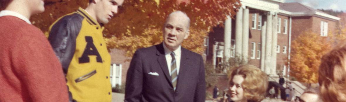 Appalachian State Teachers College (1929-1967) President 威廉Howard Plemmons (1955-1969) speaking with students in front of the second Administration Building, 建于1924.